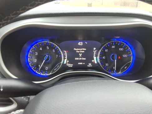 Used 2023 Chrysler Pacifica Touring FWD image 14