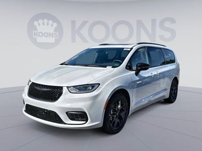 New 2026 Chrysler Pacifica Limited w/ S Appearance Package