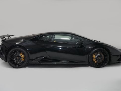 Used 2021 Lamborghini Huracan EVO RWD image 3