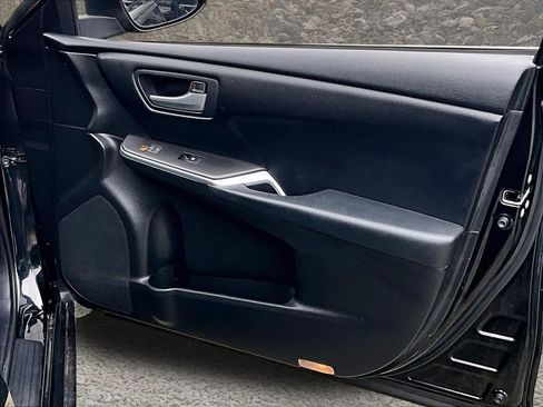 Used 2017 Toyota Camry SE image 21