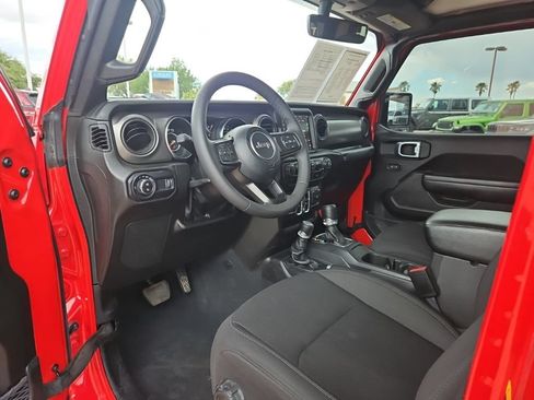 Used 2023 Jeep Gladiator Sport AWD/4WD image 16