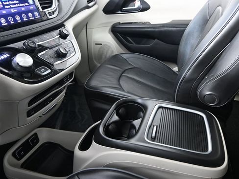 Used 2020 Chrysler Pacifica Limited image 37