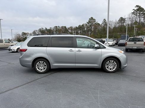 Used 2017 Toyota Sienna XLE image 9