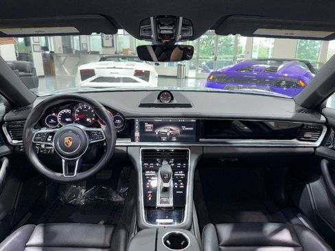 Used 2018 Porsche Panamera RWD image 8