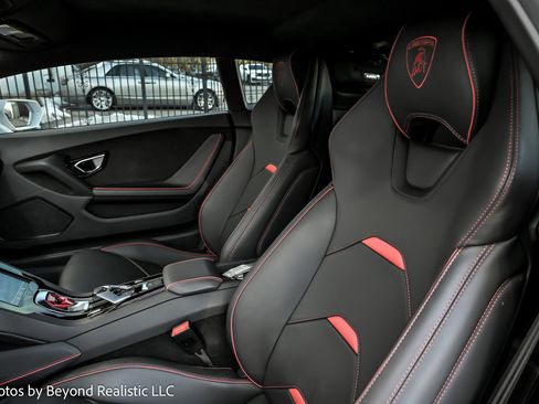 Used 2021 Lamborghini Huracan EVO image 25