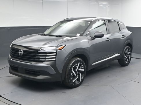 Used 2025 Nissan Kicks SV w/ SV Premium Package image 3