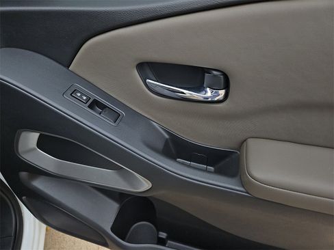 Certified 2024 Nissan Frontier SV image 9