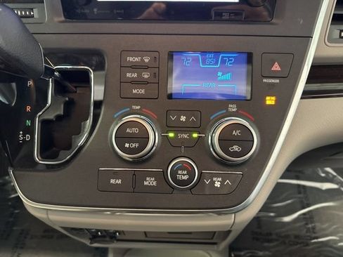 Used 2017 Toyota Sienna XLE w/ XLE Navigation Package FWD image 28