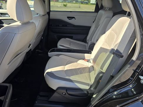 Used 2022 Nissan Pathfinder Platinum w/ Lighting Package (N92) AWD/4WD image 18