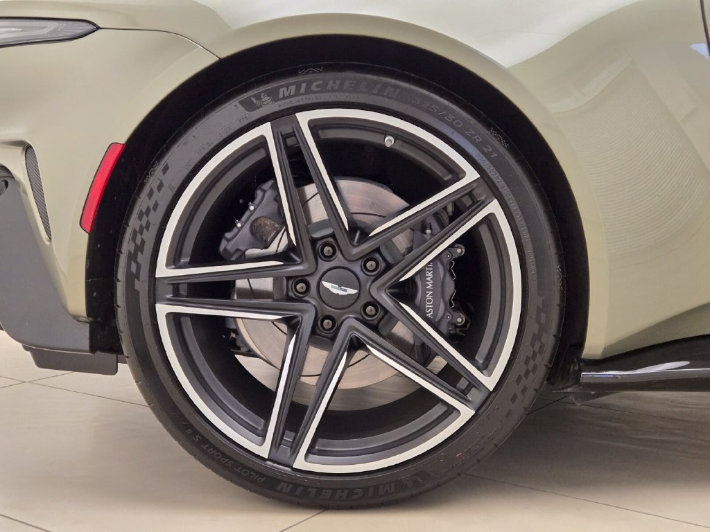 Used 2025 Aston Martin V8 Vantage Coupe RWD image 7