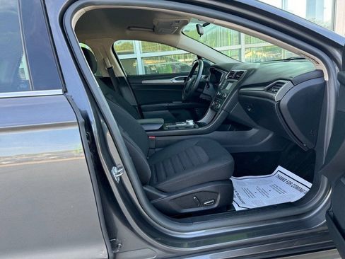Used 2017 Ford Fusion SE FWD image 14