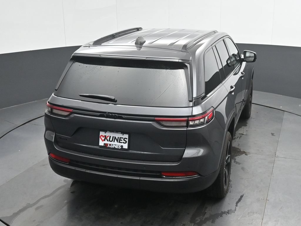 Used 2025 Jeep Grand Cherokee Altitude AWD/4WD image 31