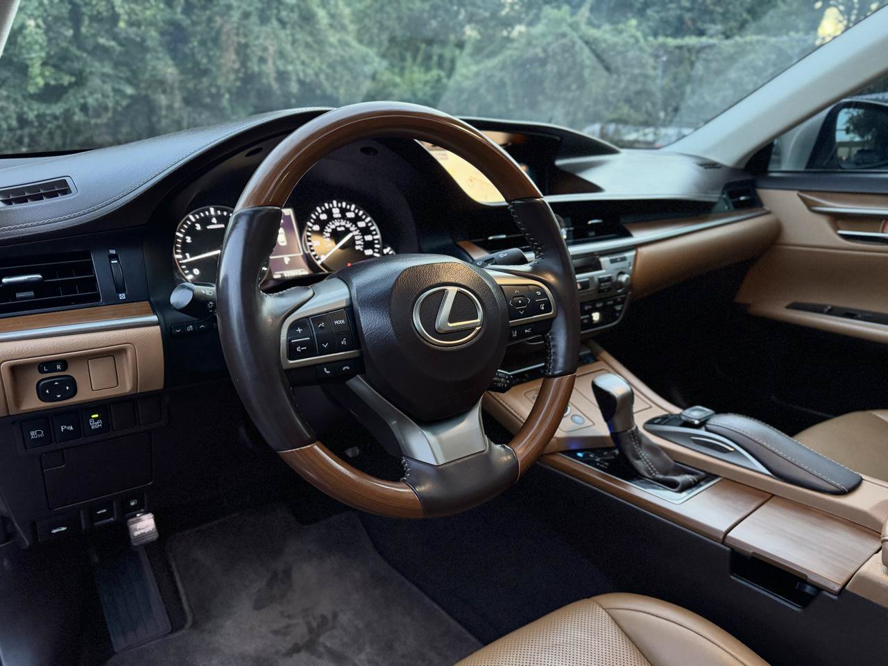 Used 2016 Lexus ES 350 w/ Luxury Package w/Wood Trim FWD image 11