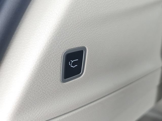 Used 2024 Chrysler Pacifica Limited FWD image 12