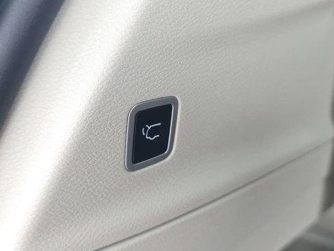 Used 2024 Chrysler Pacifica Limited image 12