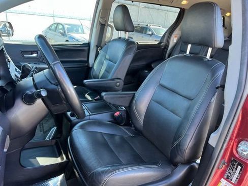 Used 2020 Toyota Sienna SE image 12