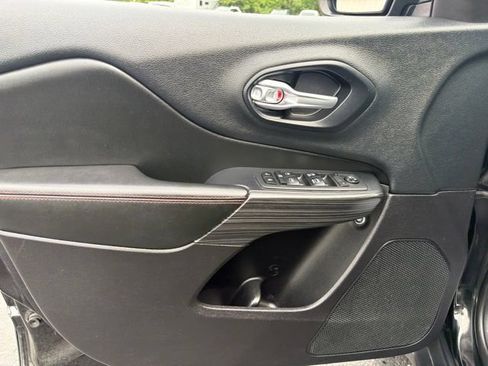 Used 2016 Jeep Cherokee Trailhawk AWD/4WD image 10