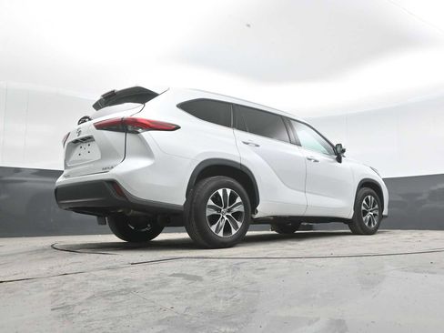 Used 2022 Toyota Highlander XLE AWD/4WD image 34