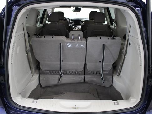 Used 2020 Chrysler Pacifica Touring w/ Advanced Safetytec Group image 17