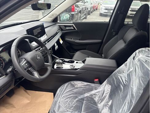 New 2026 Mitsubishi Outlander ES FWD image 9