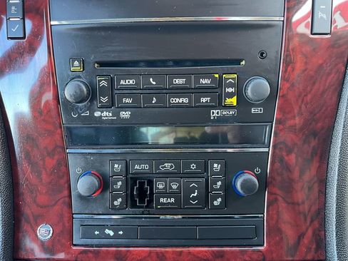 Used 2011 Cadillac Escalade Luxury image 25