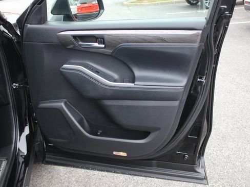 Used 2024 Toyota Highlander Limited image 34