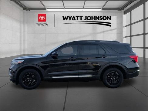 Used 2022 Ford Explorer XLT w/ Equipment Group 202A AWD/4WD image 2
