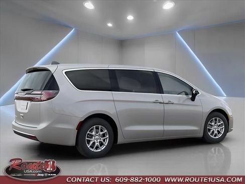 New 2026 Chrysler Pacifica Select FWD image 5