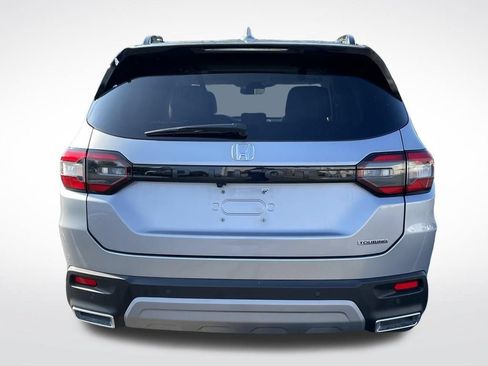 Used 2025 Honda Pilot Touring image 4