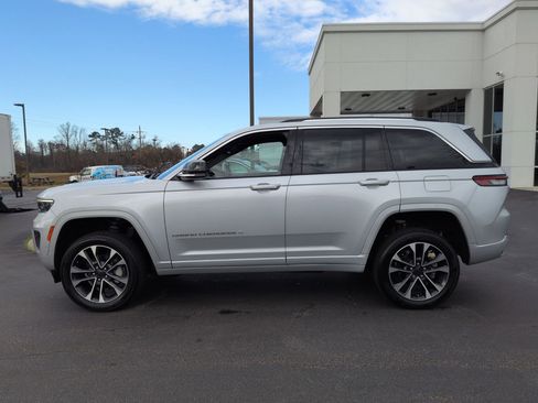 Certified 2022 Jeep Grand Cherokee Overland w/ Luxury Tech Group IV image 8