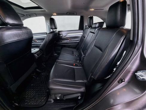 Used 2019 Toyota Highlander XLE AWD/4WD image 25