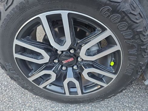 Used 2024 GMC Sierra 1500 AT4 w/ Technology Package image 9