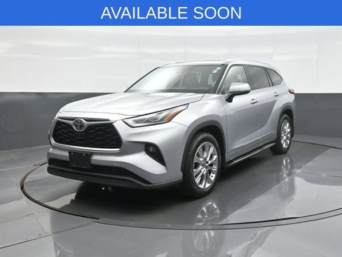 Used 2022 Toyota Highlander Limited AWD/4WD image 3