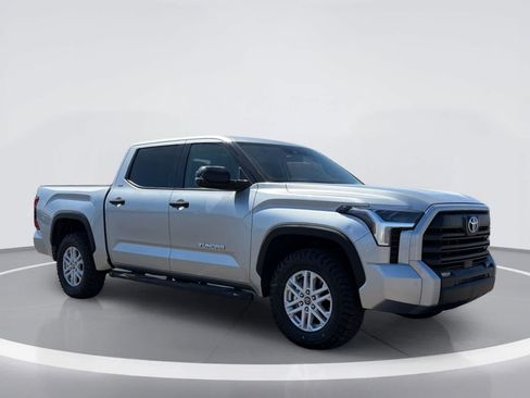 Used 2022 Toyota Tundra SR5 w/ SR5 Convenience Package AWD/4WD image 8
