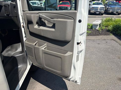 Used 2016 Chevrolet Express 3500 RWD image 25