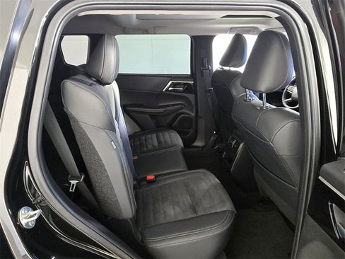 Used 2023 Mitsubishi Outlander SE image 15