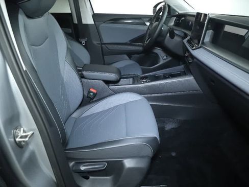 Certified 2025 Volkswagen Tiguan SE image 33