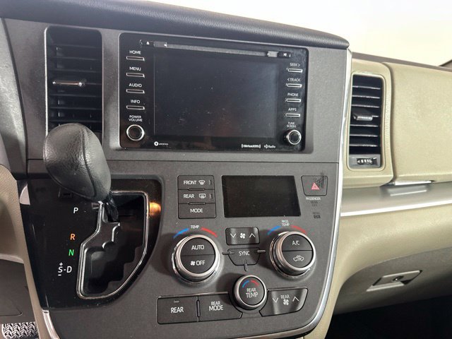 Used 2018 Toyota Sienna LE w/ Carpet Mat Package AWD/4WD image 15