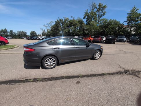 Used 2016 Ford Fusion SE FWD image 19