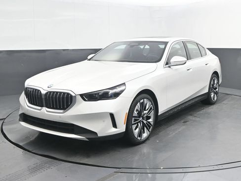 New 2027 BMW 530i RWD image 1