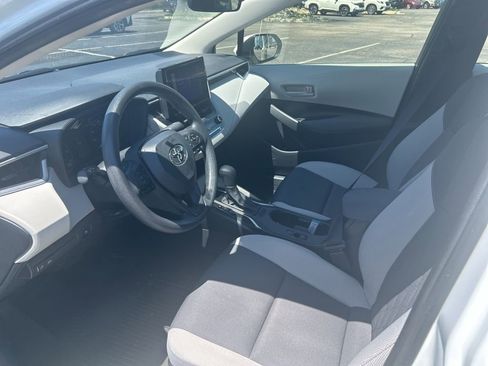 Used 2025 Toyota Corolla LE FWD image 5
