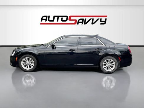Used 2023 Chrysler 300 Touring RWD image 4