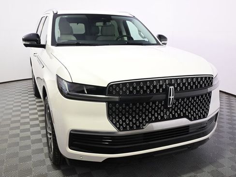 New 2025 Lincoln Navigator Reserve image 9