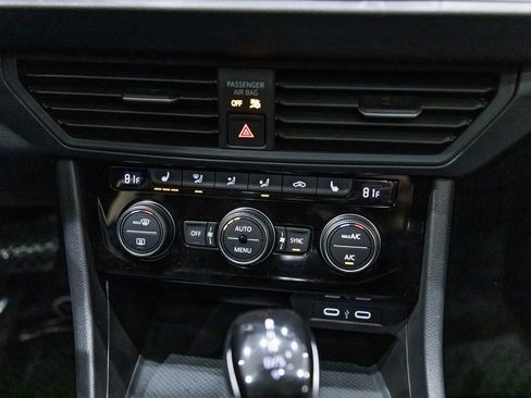 Used 2024 Volkswagen Jetta SE w/ Panoramic Sunroof Package image 20