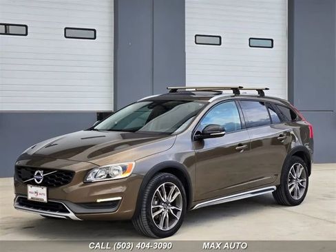 Used 2016 Volvo V60 T5 Cross Country w/ Convenience Package image 4