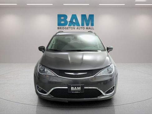 Used 2019 Chrysler Pacifica Touring-L image 6