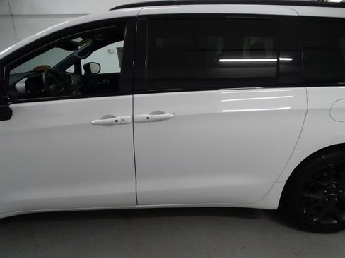 Certified 2025 Chrysler Pacifica Limited FWD image 17