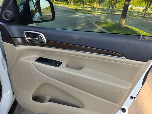 Used 2015 Jeep Grand Cherokee Limited AWD/4WD image 6