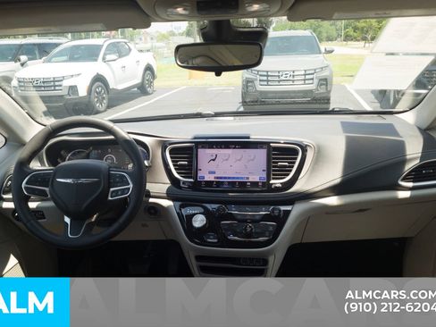 Used 2023 Chrysler Pacifica Touring-L FWD image 20