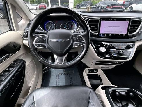 Used 2021 Chrysler Pacifica Touring-L FWD image 10